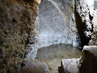 Subito dopo una seconda cisterna pi� piccola pone fine al tragitto. � proprio fermandosi davanti a quest�ultima che si pu� osservare da vicino il fenomeno della captazione
